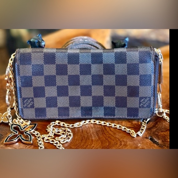 Louis Vuitton
Damier Pattern Zippy Wallet - Picture 16 of 17